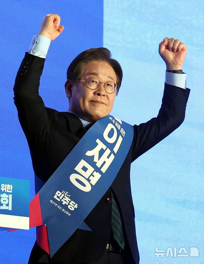 [청주=뉴시스] 조성봉 기자= 이재명 더불어민주당 대선 경선 후보가 19일 오후 충북 청주시 서원구 청주체육관에서 열린 제21대 대통령선거 후보자 선출을 위한 충청권 합동연설회에 서 정견 발표를 마치고 인사하고 있다.  2025.04.19. suncho21@newsis.com