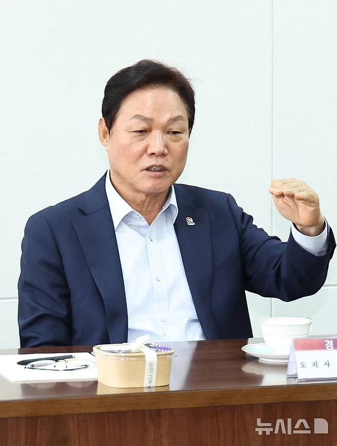 [창원=뉴시스]박완수 경남도지사가 지난 21일 오후 도청 소회의실에서 '부울경 포럼' 신임 회장단과의 간담회 중에 도정 현안에 대해 설명하고 있다.(사진=경남도 제공)2025.04.22. photo@newsis.com