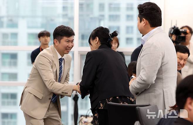 [서울=뉴시스] 김선웅 기자 = 유승민 대한체육회장이 22일 서울 송파구 대한체육회에서 열린 제2차 이사회에 참석하며 이사들과 인사를 나누고 있다. 2025.04.22. mangusta@newsis.com