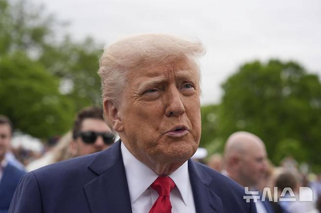 [워싱턴=AP/뉴시스]도널드 트럼프 미국 대통령이 21일(현지 시간) 백악관에서 부활절 달걀 굴리기 행사에 참석해 발언하고 있다. 2025.04.22.