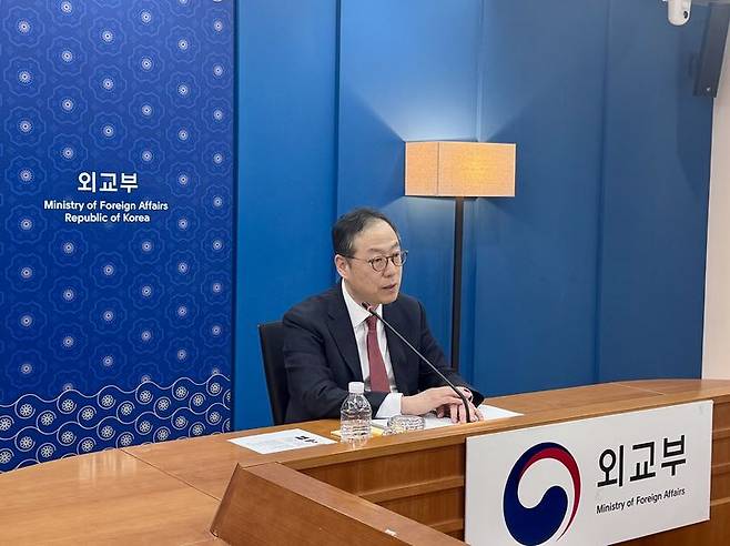 [서울=뉴시스]외교부는 올해 의장국 자격으로 22일 믹타(MIKTA) 고위관리회의(SOM)를 화상으로 열고 활동방향을 논의했다고 밝혔다. 사진은 회의를 주재한 권기환 글로벌다자외교조정관이 발언 중인 모습. (사진=외교부 제공) 2025.04.22. *재판매 및 DB 금지