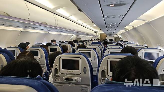 [서울=뉴시스] 우장호 기자 = 22일 오후 3시5분께 김포국제공항을 출발해 제주국제공항으로 갈 예정이던 에어부산 BX8021편이 엔진 이상코드 발생으로 이륙 직전 주기장으로 회항한 가운데 탑승객들이 기내에서 대기하고 있다. 2025.04.22. woo1223@newsis.com