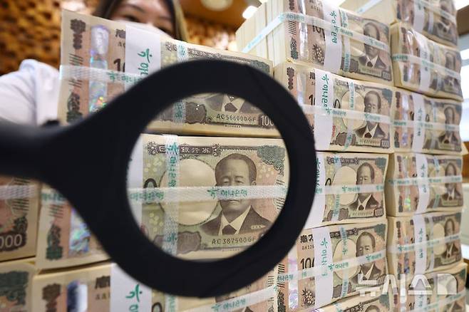 [서울=뉴시스] 황준선 기자 = 22일 서울 중구 하나은행 위변조대응센터에서 직원이 엔화를 정리하고 있다. 미국 트럼프 행정부의 관세 타격에 따른 경기 침체 우려에 엔화가 새로운 투자처로 각광받으며 달러 당 엔화 가치는 140엔 선까지 내려가 7개월 만에 최고 수준으로 나타났다. 2025.04.22. hwang@newsis.com