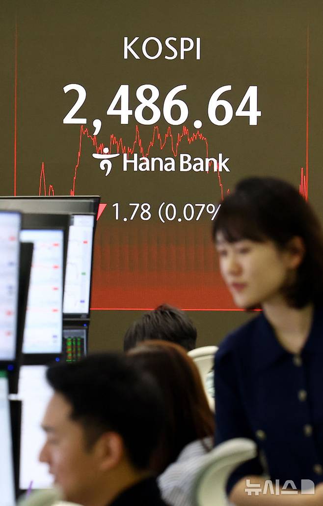 [서울=뉴시스] 박주성 기자 = 22일 오후 서울 중구 하나은행 딜링룸에서 딜러들이 업무를 하고 있다.이날 코스피는 전 거래일(2488.42)보다 1.78포인트(0.07%) 하락한 2486.64에 장을 마쳤다. 2025.04.22. park7691@newsis.com