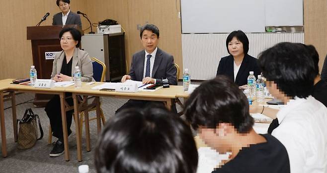 [세종=뉴시스] 사진은 의과대학 학생들과 간담회 하는 이주호 사회부총리 겸 교육부 장관. (사진=교육부 제공) 2024.04.22 *재판매 및 DB 금지