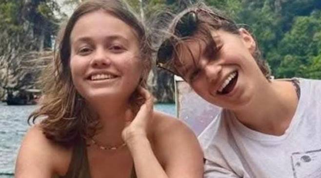 [서울=뉴시스]세계 곳곳을 여행하던 독일 청소년 2명이 미 하와이에서 머물 호텔을 예약하지 않았디는 이유로 입국을 거부당하고, 여행 목적이 '의심스럽다'며 출입국 담당 직원들에 억류됐다가 추방됐다고 영국 인디펜던트가 21일(현지시각) 보도했다. 사진은 하와이에서 추방된 독일 10대 소녀들. <사진 출처 : 데일리 비스트> 2025.04.22.