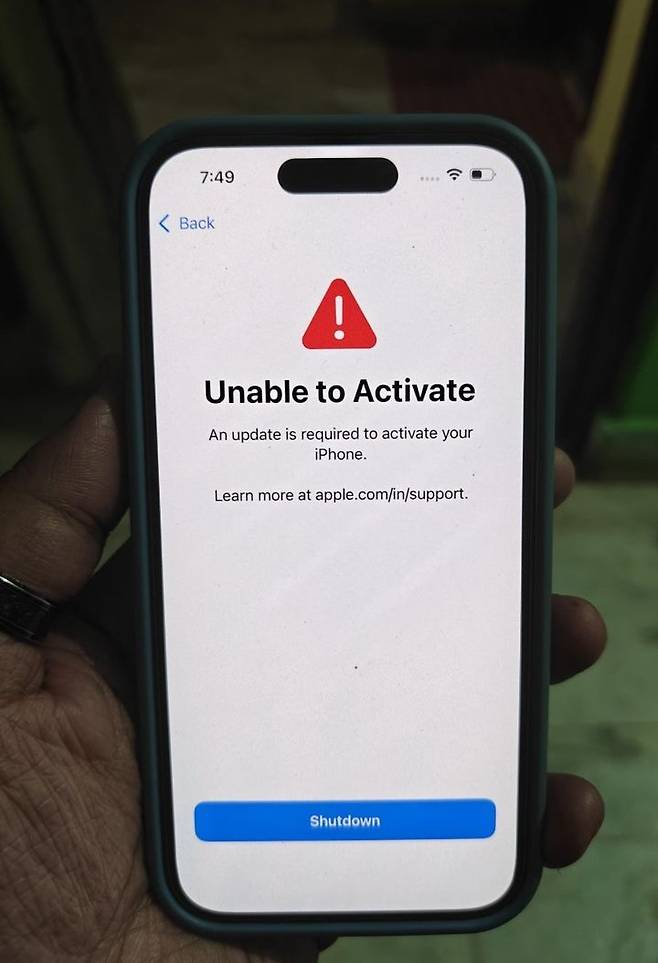 최근 배포된 iOS 18.4.1 버전 설치 후 일부 사용자들의 아이폰이 IMEI(국제단말기식별번호)를 인식하지 못해 네트워크에 연결되지 않고, 사용자 본인조차 기기를 사용할 수 없는 사례가 나타나고 있는 것으로 알려졌다. (사진=레딧 캡처) *재판매 및 DB 금지