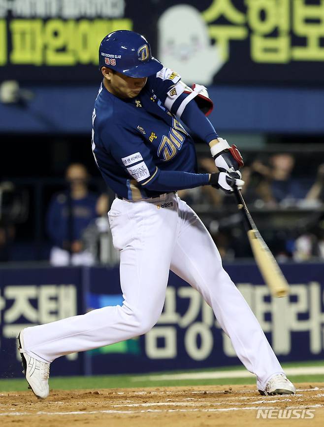 [서울=뉴시스] 홍효식 기자 = 18일 서울 송파구 잠실야구장에서 열린 2024 KBO리그 NC 다이노스와 두산 베어스의 경기, 7회초 무사 3루 NC 김휘집이 1타점을 치고 있다. 2024.06.18. yesphoto@newsis.com
