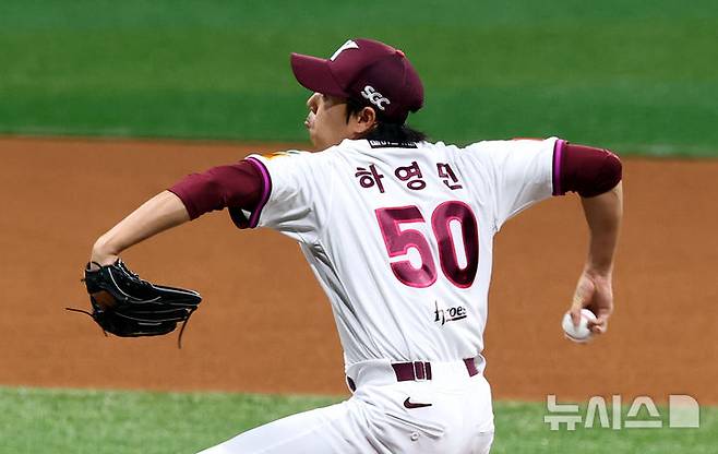 [서울=뉴시스] 박주성 기자 = 22일 오후 서울 구로구 고척스카이돔에서 열린 프로야구 2025 KBO리그 두산 베어스 대 키움 히어로즈의 경기, 키움 선발 하영민이 역투하고 있다. 2025.04.22. park7691@newsis.com