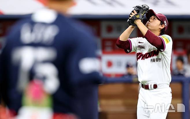 [서울=뉴시스] 박주성 기자 = 22일 오후 서울 구로구 고척스카이돔에서 열린 프로야구 2025 KBO리그 두산 베어스 대 키움 히어로즈의 경기, 7회초를 무실점으로 막은 키움 선발 하영민이 덕아웃으로 들어오고 있다. 2025.04.22. park7691@newsis.com