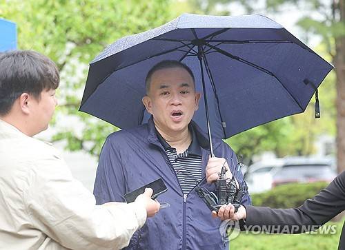 법원 앞에서 인터뷰하는 명태균 (창원=연합뉴스) 정종호 기자 = 지난해 정치자금법 위반 혐의로 구속됐다가 최근 보석으로 풀려난 '정치 브로커' 명태균 씨가 22일 경남 창원시 창원지방법원에서 열린 공판에 출석하면서 취재진과 인터뷰하고 있다. 2025.4.22 jjh23@yna.co.kr