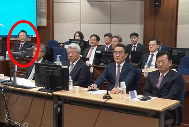 변호인단과 달리 홀로 검정색 가죽 의자에 앉은 윤석열 전 대통령. 유튜브 '노컷' 캡처