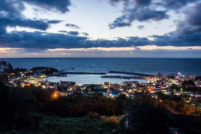 해 질 무렵 불빛이 하나둘 켜진 경주시 감포항의 야경. 어둠이 내려앉기 시작한 감포의 바다와 마을이 고요한 조화를 이루며, 100년의 세월을 품은 항구의 정취를 그대로 담아낸다. 경주시 제공