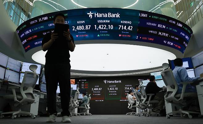 22일 서울 중구 하나은행 본점 딜링룸에서 딜러들이 업무를 보고 있다. 연합뉴스