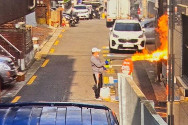 60대 방화 용의자의 범행 모습. 독자 제공