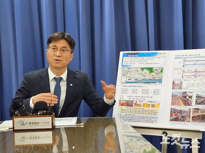 22일 오후 부산시청에서 열린 브리핑에서 윤희연 부산시 감사위원장이 '사상~하단선 건설사업 특정감사' 결과를 설명하고 있다. 정혜린 기자