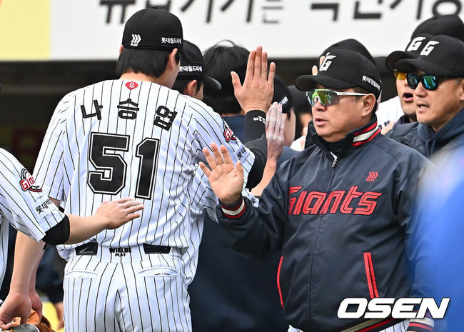 [OSEN=대구, 이석우 기자] 20일 대구삼성라이온즈파크에서 2025 신한 SOL 뱅크 KBO 리그 삼성 라이온즈와 롯데 자이언츠의 경기가 열렸다. 홈팀 삼성은 후라도가, 방문팀 롯데는 나균안이 선발 출전했다. 롯데 자이언츠 김태형 감독이 삼성 라이온즈에 4-3으로 승리한 후 나승엽과 하이파이브를 하고 있다. 2025.04.20 / foto0307@osen.co.kr