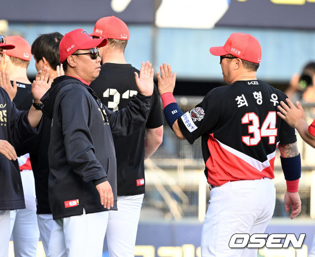 [OSEN=잠실, 이대선 기자] 챔피언이 드디어 깨어난다. 프로야구 KIA 타이거즈는 20일 서울 잠실구장에서 열린 2025 신한 SOL뱅크 KBO리그 두산 베어스와의 시즌 3차전에서 6-2로 승리했다. KIA는 2연승을 달리며 주중 KT 위즈 3연전에 이어 2연속 위닝시리즈에 성공했다. 시즌 11승 12패. 반면 2연패에 빠진 두산은 9승 13패가 됐다. 경기 종료 후 KIA 이범호 감독이 최형우와 승리의 기쁨을 나누고 있다. 2025.04.20