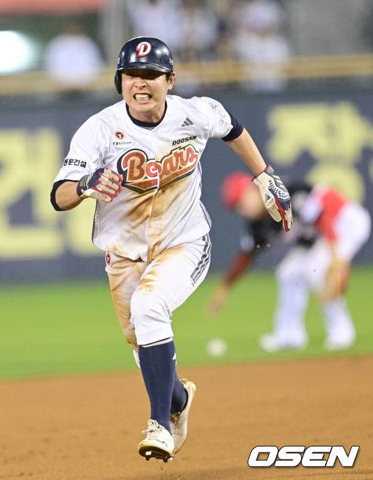 [OSEN=잠실, 김성락 기자] 18일 오후 서울 잠실야구장에서 2025 신한 SOL Bank KBO리그 두산 베어스와 KIA 타이거즈의 경기가 열린다.이날 두산은 콜어빈, KIA는 윤영철을 선발로 예고했다.5회말 무사 1루 두산 박계범의 타석 때 1루주자 정수빈이 2루 도루 시도, KIA 포수 김태군의 송구실책에 3루까지 진루하고 있다. 2025.04.18 /