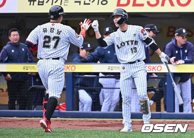 [OSEN=대구, 이석우 기자] 20일 대구삼성라이온즈파크에서 2025 신한 SOL 뱅크 KBO 리그 삼성 라이온즈와 롯데 자이언츠의 경기가 열렸다. 홈팀 삼성은 후라도가, 방문팀 롯데는 나균안이 선발 출전했다. 롯데 자이언츠 유강남이 2회초 1사 1루 좌중월 2점 홈런을 치고 하이파이브를 하고 있다. 2025.04.20 / foto0307@osen.co.kr