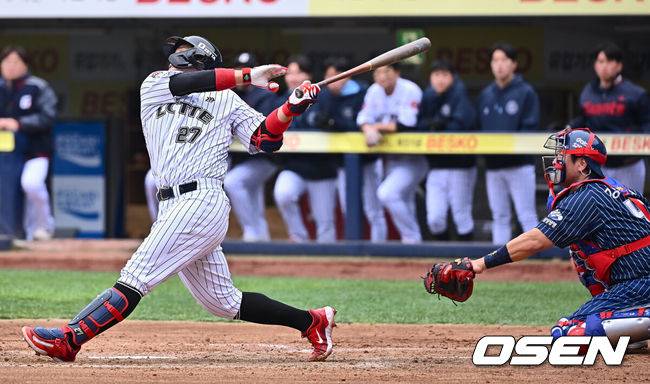 [OSEN=대구, 이석우 기자] 20일 대구삼성라이온즈파크에서 2025 신한 SOL 뱅크 KBO 리그 삼성 라이온즈와 롯데 자이언츠의 경기가 열렸다. 홈팀 삼성은 후라도가, 방문팀 롯데는 나균안이 선발 출전했다. 롯데 자이언츠 유강남이 2회초 1사 1루 좌중월 2점 홈런을 치고 있다. 2025.04.20 / foto0307@osen.co.kr