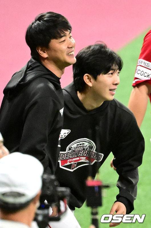 [OSEN=고척, 최규한 기자] SSG가 키움에 짜릿한 역전승을 거뒀다.&nbsp;SSG는&nbsp;4일 서울 고척 스카이돔에서 열린 2022 한국시리즈 3차전 키움과의 경기에서 8-2로 승리했다. 0-1로 뒤지다 8회 라가레스의 역전 결승 투런 홈런으로 경기를 뒤집었고, 9회에는 타자 일순하며 6점을 뽑았다.&nbsp;경기를 마치고 SSG 선발로 나선 오원석과 김광현이 포옹하며 기뻐하고 있다. 2022.11.04 / dreamer@osen.co.kr