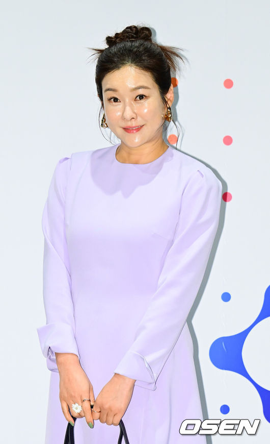 [OSEN=김성락 기자] 18일 오후 서울 삼성동 코엑스 더 플라츠 전시장에서 아시아 최대 패션문화마켓 ‘2025 S/S 패션코드(Fashion KODE)’ 포토월 행사가 열렸다. ‘패션코드 2025 S/S’는 국내 패션 디자이너 브랜드의 경쟁력을 높임과 동시에 해외시장 진출을 지원하기 위해 기획된 아시아 최대 패션문화 마켓으로, 오는 10월 18일(금)부터 19(토)까지 양일간 진행된다. 방송인 현영이 포토타임을 갖고 있다. 2024.10.18 / ksl0919@osen.co.kr