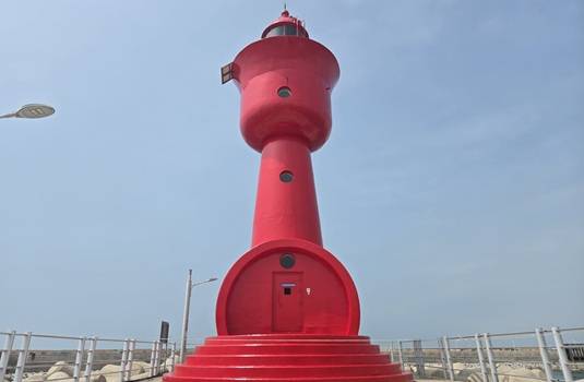 ▲정비사업 완료 후 구시포항 등대ⓒ군산지방해양수산청
