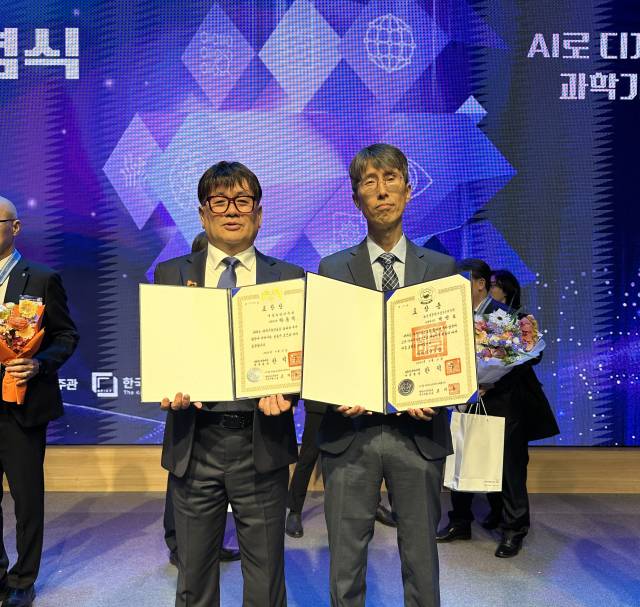 ▲대통령표창을 받은 박동석 연구관(왼쪽)과 과학기술포장을 수상한 박병호 과장 ⓒ농촌진흥청