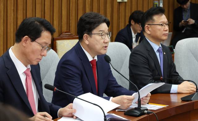 ▲국민의힘 권성동 원내대표(가운데)가 22일 국회에서 열린 원내대책회의에서 발언하고 있다. ⓒ연합뉴스