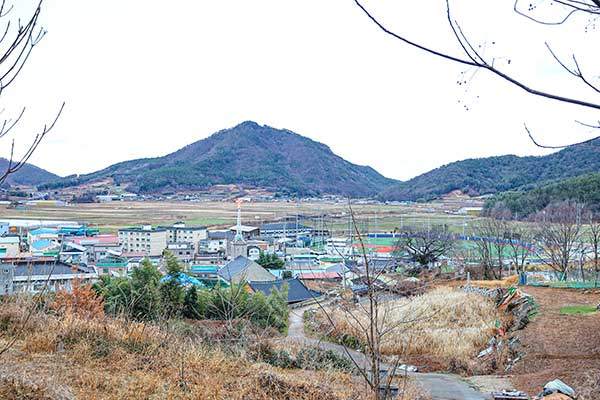 등산로 초입에서 바라본 도화마을 풍경.