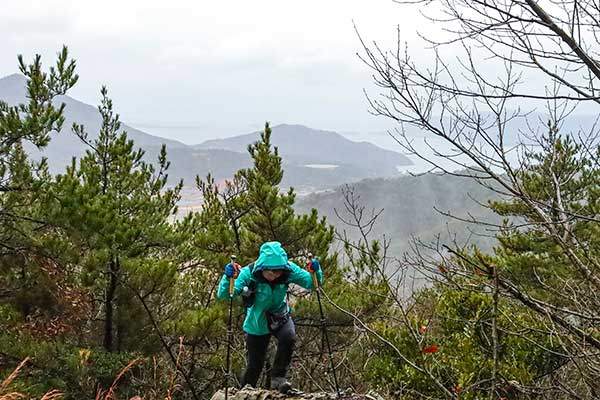 가파른 구간을 치고 오르자 저 멀리 고흥 바다가 그 모습을 드러낸다.&nbsp;