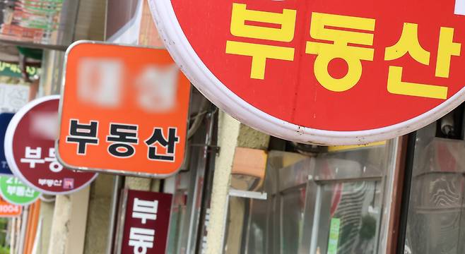 서울 시내 부동산 중개업소 밀집 거리. 부동산 거래 절벽이 시작되면서 공인중개사 신규 개업이 감소하고, 시험 응시자 수도 줄고 있다. 뉴스1