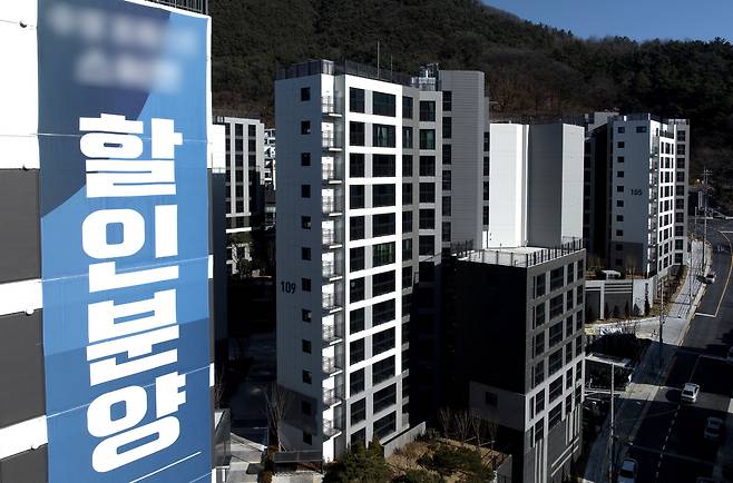 지방세법 시행령 개정으로 2억원 이하 지방 주택에 대한 취득세 중과가 완화된 가운데, 한 지방 아파트 단지가 '할인분양'을 알리고 있다. 대구=뉴시스