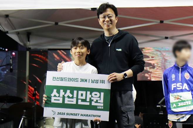 MBN 선셋마라톤 3km 부문 남성 1위 수상자(좌), 컨선월드와이드 한국 이준모 대표(우) (사진제공=컨선월드와이드)