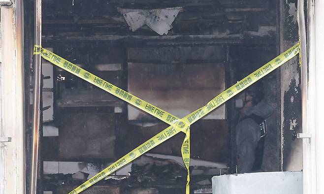 22일&nbsp;방화 사고가 발생한 서울 관악구 봉천동의 한 아파트에서 경찰과 소방, 한국전기안전공사가 합동 현장감식을 하고 있다. 뉴시스