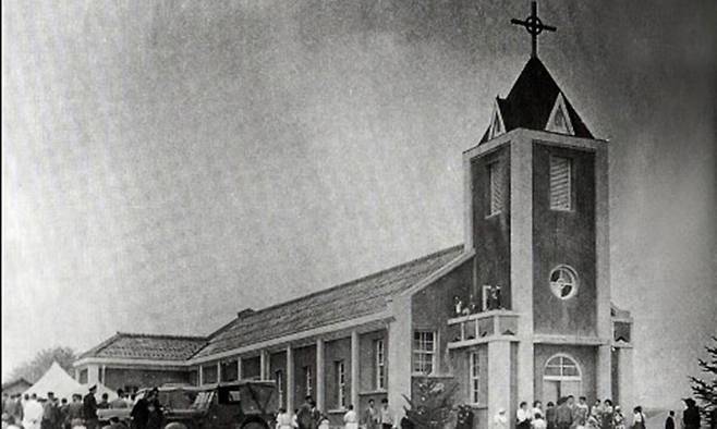 1950년대 재건 당시 강원 강릉시 주문진성당 전경. 주문진성당 제공