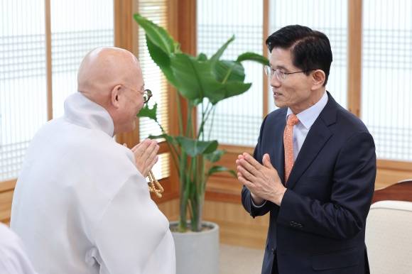 김문수(오른쪽) 국민의힘 대선 경선 후보가 21일 서울 종로구 한국불교역사문화기념관에서 조계종 총무원장 진우 스님을 예방해 합장하고 있다.  서울 연합뉴스