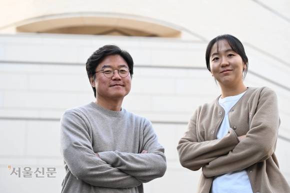 수많은 인기 TV 예능 프로그램을 탄생시킨 데 이어 유튜브 시장에서도 성공을 거두고 있는 나영석(왼쪽) PD와 인기 유튜브 콘텐츠 ‘채널 십오야’를 함께 제작하고 있는 김예슬 PD. 홍윤기 기자