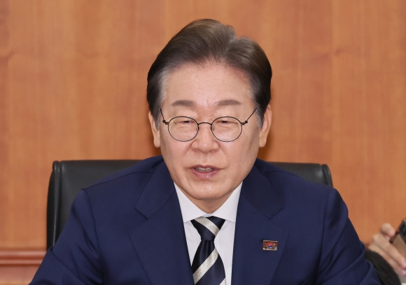 발언하는 이재명 후보 - 더불어민주당 이재명 대선 경선 후보가 21일 서울 여의도 금융투자협회에서 열린 자본시장 활성화를 위한 정책간담회에서 발언하고 있다. 2025.4.21 연합뉴스