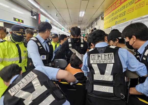 22일 오전 서울 혜화역 승강장에서 선전전을 벌이던 전국장애인차별철폐연대(전장연) 회원들이 서울교통공사 지하철보안관들에 의해 강제 퇴거당하고 있다. 2025.4.22. 연합뉴스