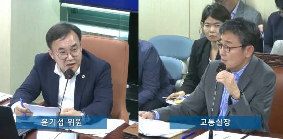 윤기섭 의원(국민의힘·노원5)이 지난 21일 교통위원회 회의실에서 여장권 교통실장에게 서울시 교통정책현안에 대해 질의하고 있다.