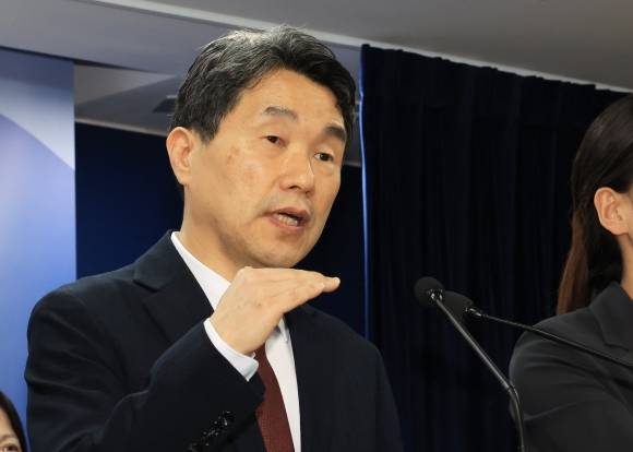 이주호 부총리 겸 교육부 장관이 17일 서울 종로구 정부서울청사에서 열린 2026학년도 의대 모집인원 조정 방향 관련 브리핑에서 기자의 질문에 답하고 있다. 연합뉴스