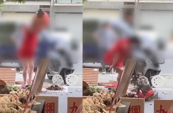 대만 가오슝시 구샨구에서 한 여성이 자신의 건물 1층을 임대해 운영 중인 일본식 주먹밥 가게 앞에 놓인 물건들을 부수고 있다. 자료 : 대만 TVBS