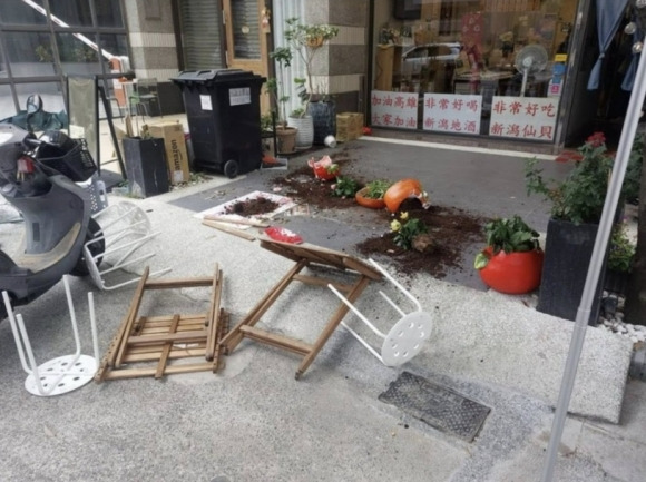 대만 가오슝시 구샨구에 있는 한 일본식 주먹밥 가게 앞에 놓여있던 화분과 간이 테이블이 망가져 있다. 자료 : 페이스북
