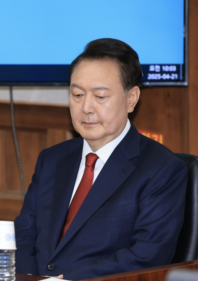 윤석열 전 대통령이 21일 서울 서초구 서울중앙지법에서 열린 내란 우두머리 혐의 형사재판 2차 공판에 출석해 있다. 연합뉴스