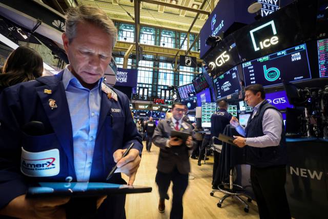 21일(현지 시간) 미국 뉴욕 뉴욕증권거래소에서 트레이더들이 업무를 보고 있다. 로이터연합뉴스