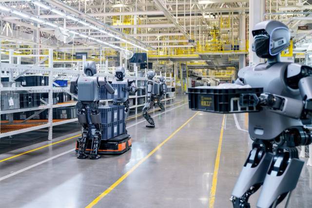 중국 저장성 닝보시에 위치한 중국 전기차 업체 지커의 생산 공장에서 로봇 업체 유비테크의 휴머노이드 로봇 ‘워커 S1’이 부품을 나르고 있다. 지커