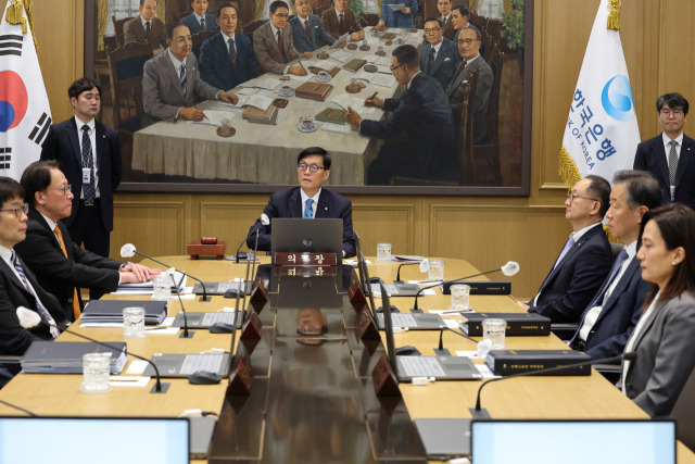 이창용 한국은행 총재가 17일 서울 중구 한국은행 본관에서 열린 금융통화위원회 본회의를 주재하고 있다. 사진공동취재단