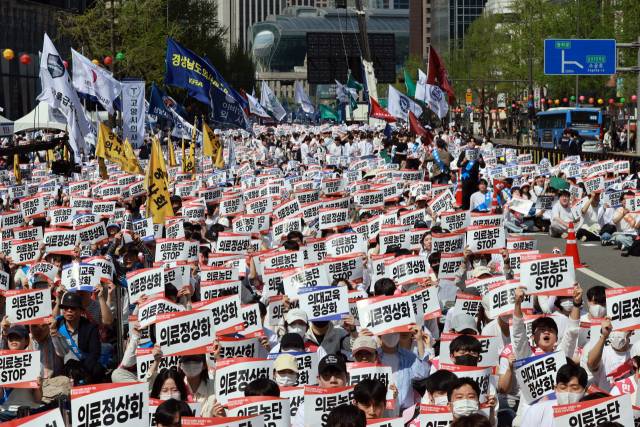 20일 서울 중구 숭례문 인근 세종대로에서 열린 '의료정상화를 위한 전국의사궐기대회'에서 참석자들이 정부의 의대 증원 정책과 의료개혁특별위원회 운영 등을 규탄하며 구호를 외치고 있다. 연합뉴스